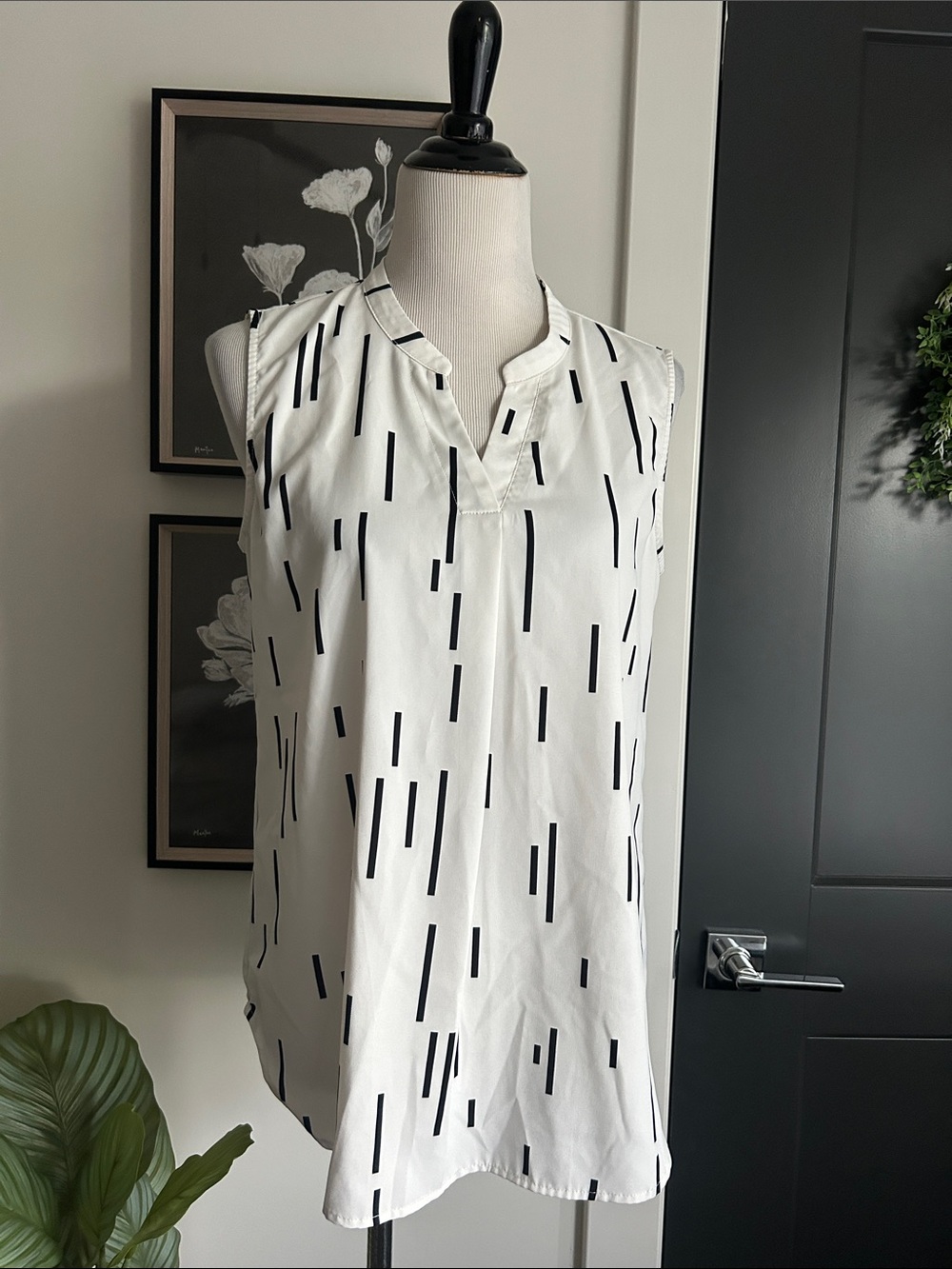 🌹M black and white sleeveless v neck blouse